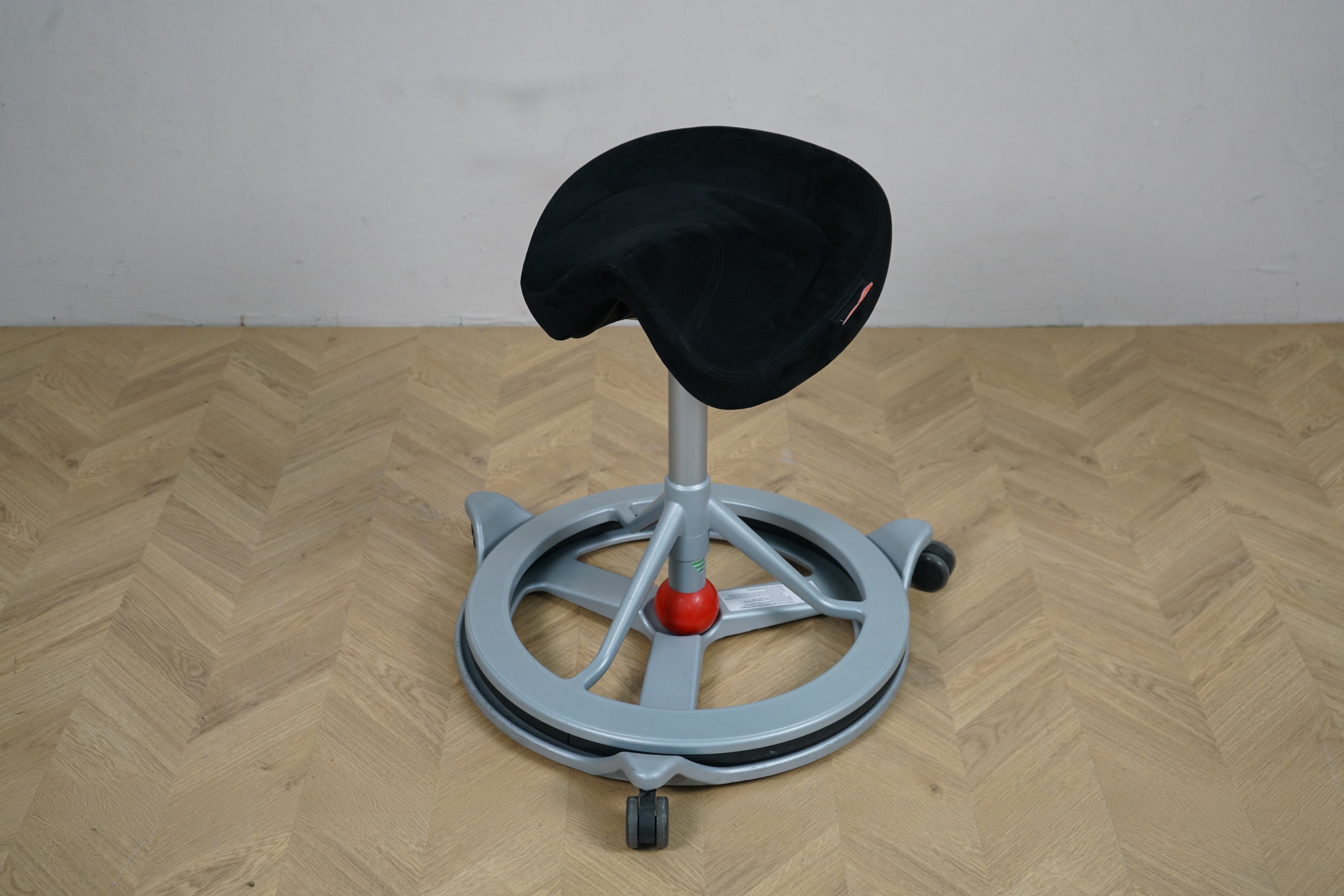 Back App Smart 2.0 ergonomisk sadelstol med hjul i sort Alcantara og mørkgråt stel set forfra.